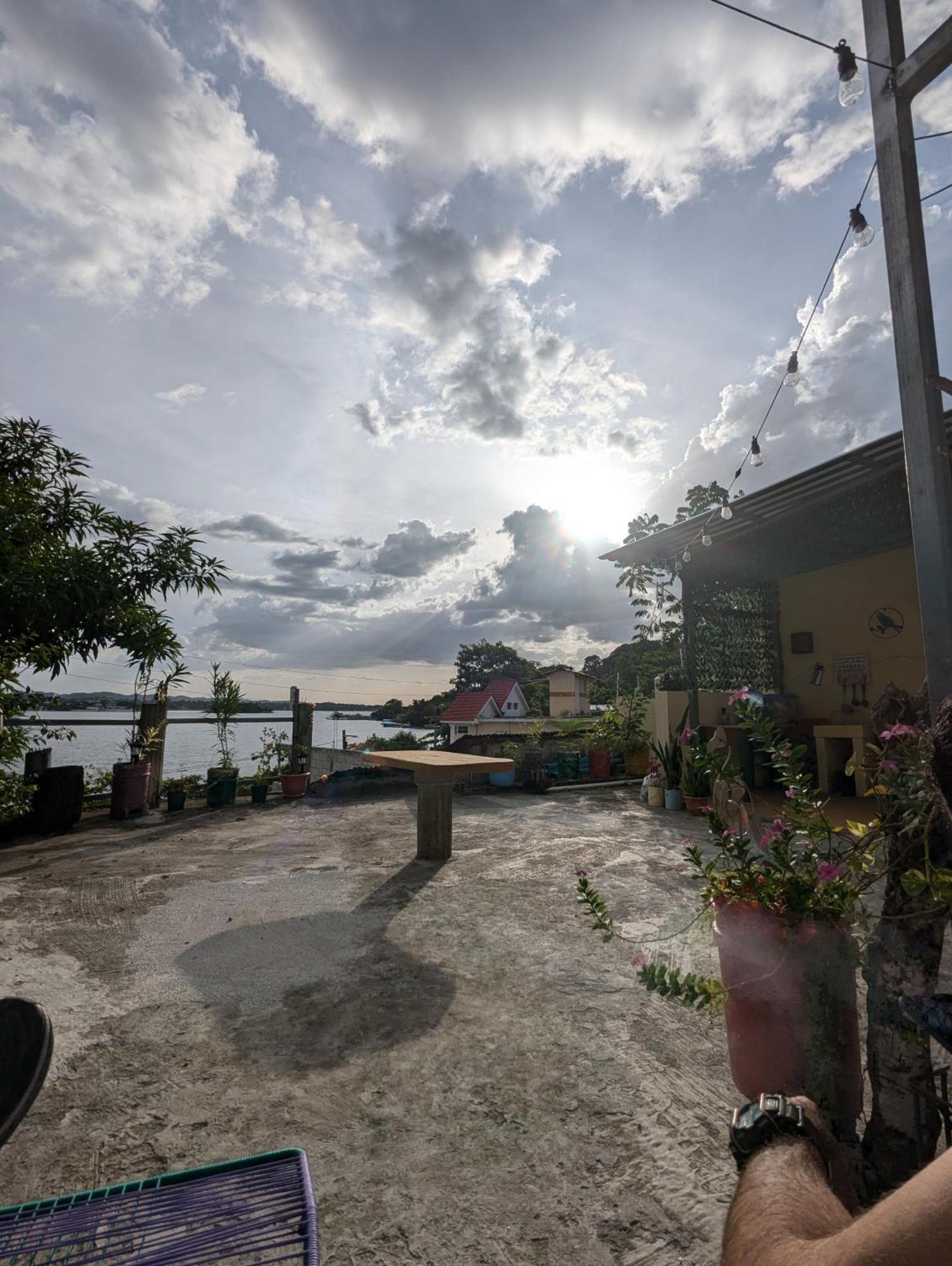 Апартаменти Casa Zoila Hospedaje Frente Al Lago Lakefront Lodging Флорес Екстер'єр фото